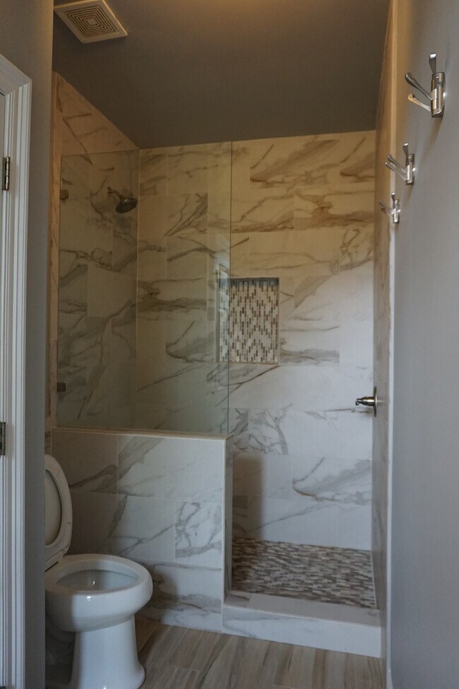 Building Photo - Beautifully Upgraded 3B/2B Unfurnished hom...