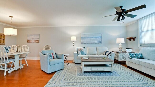 Building Photo - 401 Palm Tree Dr