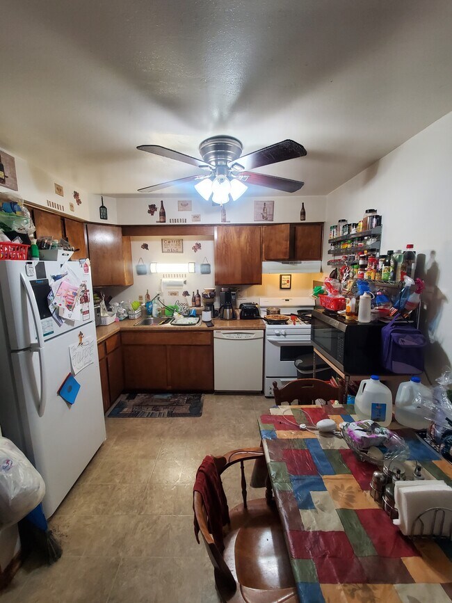 Building Photo - Multi-Level 2BED/1.5BATH West Allis Apartment