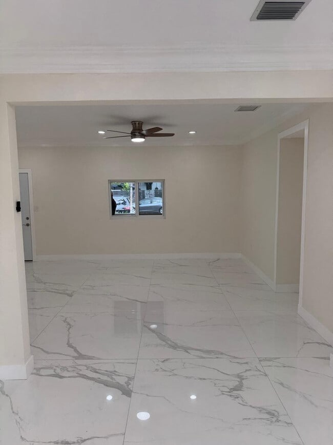 Building Photo - 6410 NW Miami Ct