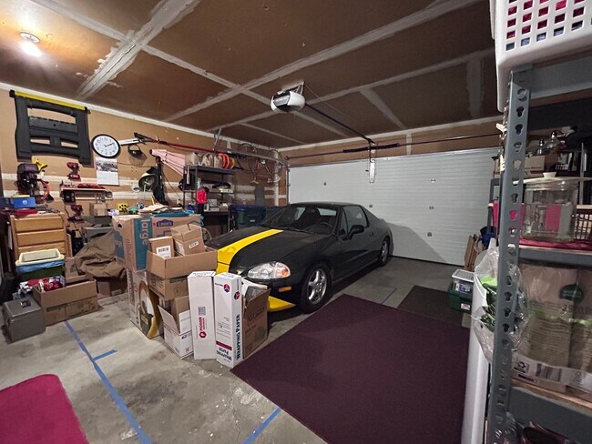 Building Photo - 3 Bedroom 2 Bath home in south Bellingham with a 2-car garage