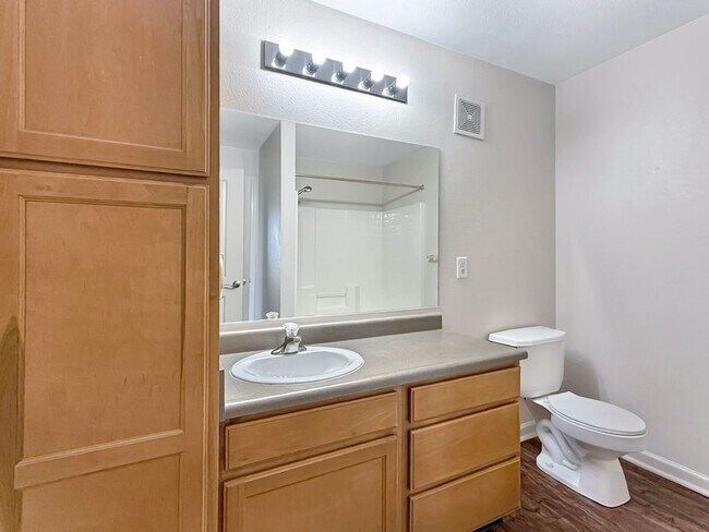 Building Photo - Luxurious Lakeside Living: Spacious 2-Bedr...
