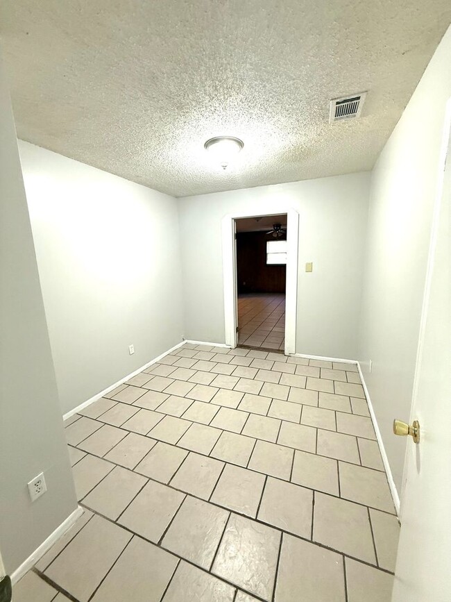 Building Photo - ** 3 Bedroom 2 Bath located in Highland Gardens ** Call 334-366-9198 to schedule a self tour