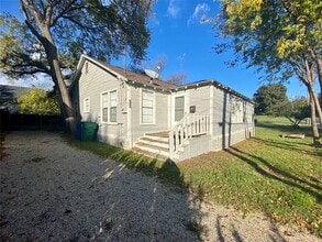 Building Photo - 512 W Davis St