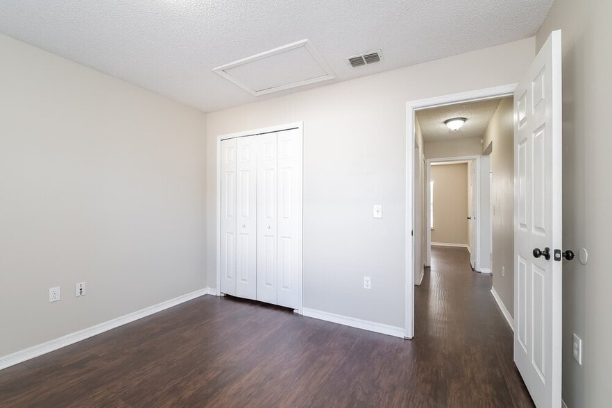 Building Photo - 931 Rivecon Ave