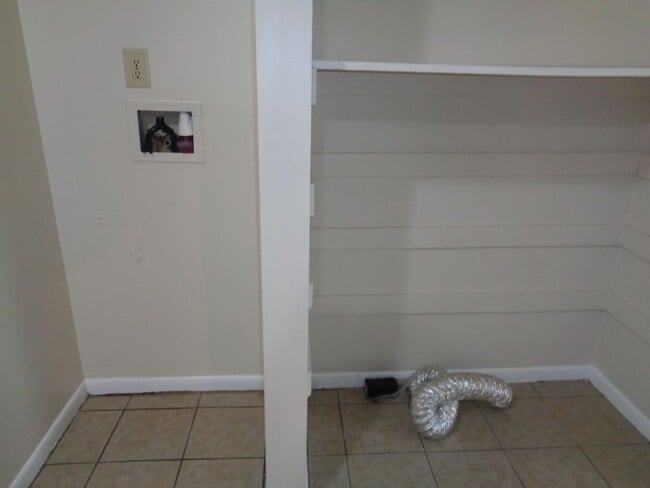 Building Photo - APPLICATION PENDING-4 Bedroom House for Rent-Close to University Parkway