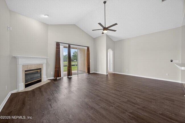 Building Photo - 648 W Johns Crk Pkwy