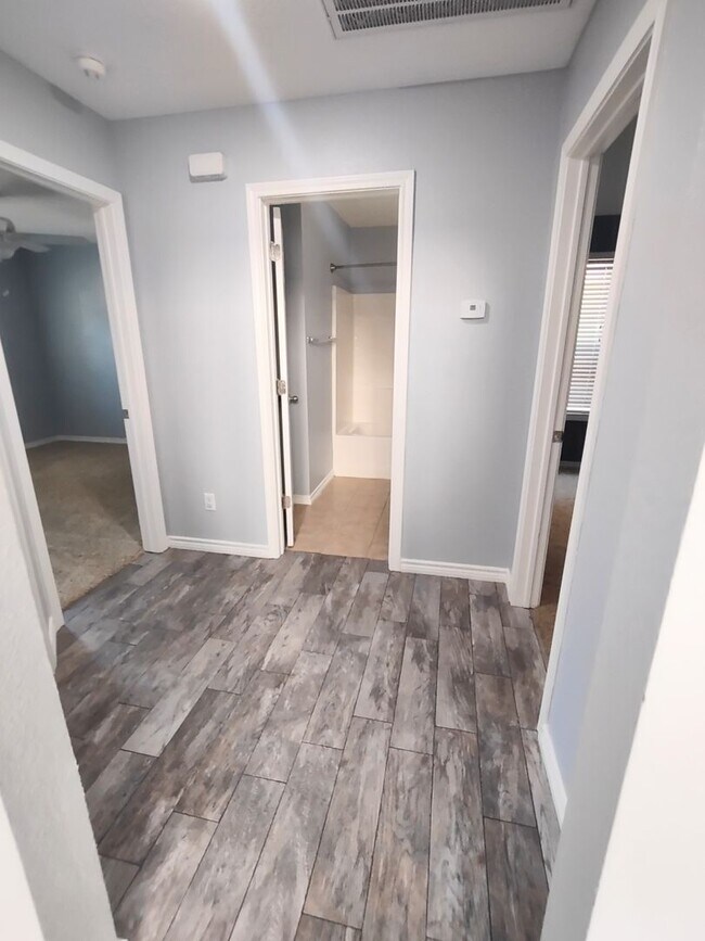 Building Photo - Beautiful home in nice neighborhood