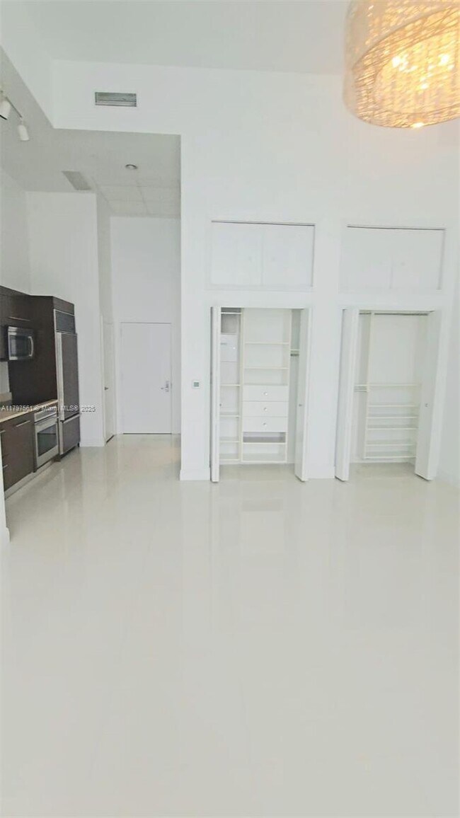Building Photo - 475 Brickell Ave