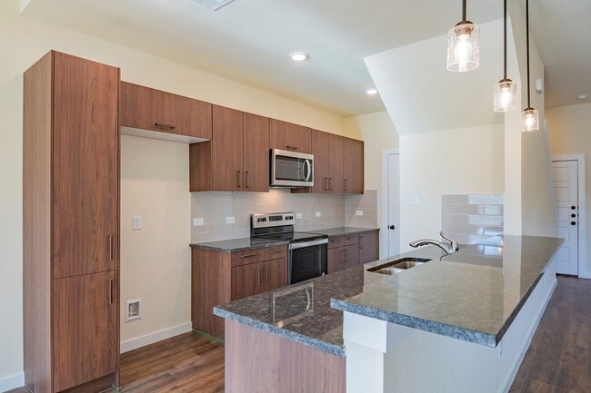 Building Photo - AVAILABLE NOW! GORGEOUS 4 BEDROOM DUPLEX LOCATED IN MIDLOTHIAN ISD!