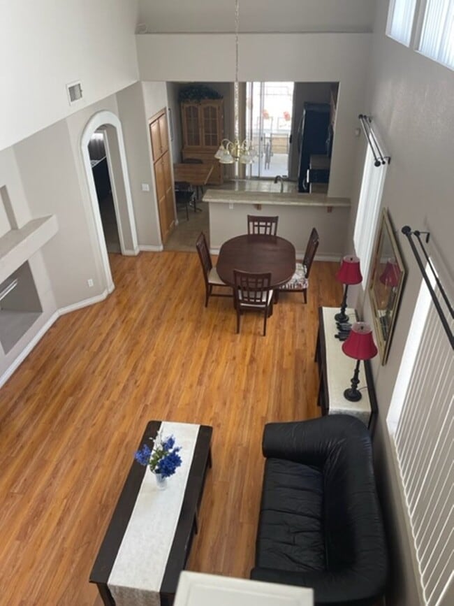 Building Photo - SINGLE FAMILY 3 BED/ 2.5 BATH W/ DOWNSTAIR...