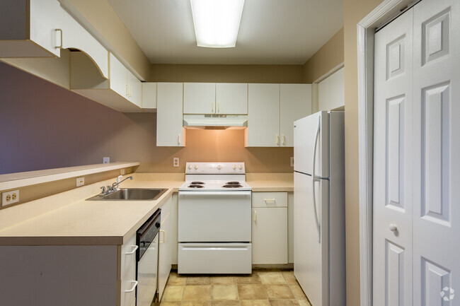 3BR, 1BA-1000SF, Kitchen - Flint Garden Apartments