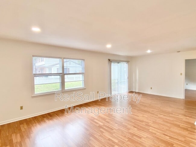 Building Photo - 701 Essex Park Dr