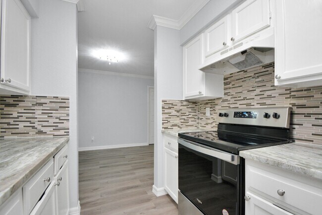 Building Photo - 9700 Leawood Blvd