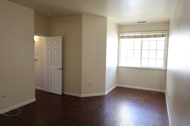 Building Photo - CUTE, CUTE, CUTE 3 BDRM TOWNHOME WITH GAS ...