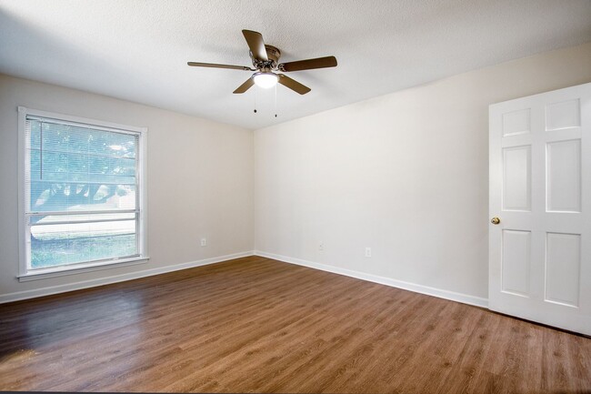 Building Photo - Spacious Renovated Home with Fenced Yard !