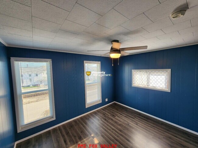 Building Photo - 2 Bed Duplex in Oshkosh, WI - Perfect for cozy living!