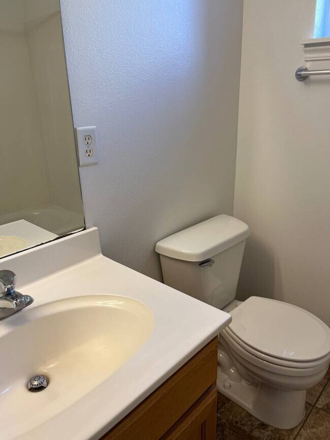 Building Photo - 879 Liberty Ln