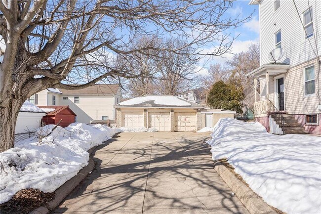 Building Photo - 19 Vale St