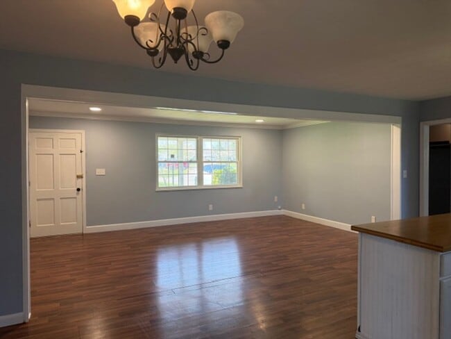 Building Photo - Seymour 37865 - One-level brick home with 3 bedrooms, 2 baths & bonus room - Call Linda Meese (86...