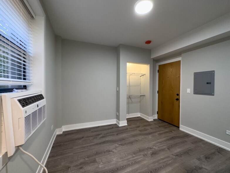 Building Photo - 503 W Belmont Ave