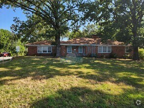 Building Photo - Compeltely Remodeled 3 Bedroom 3 Bathroom