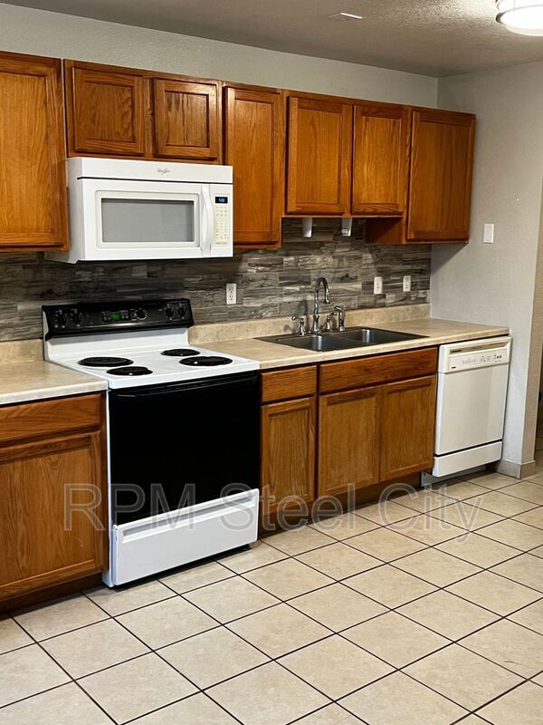 Building Photo - 1719 Oakshire Ln