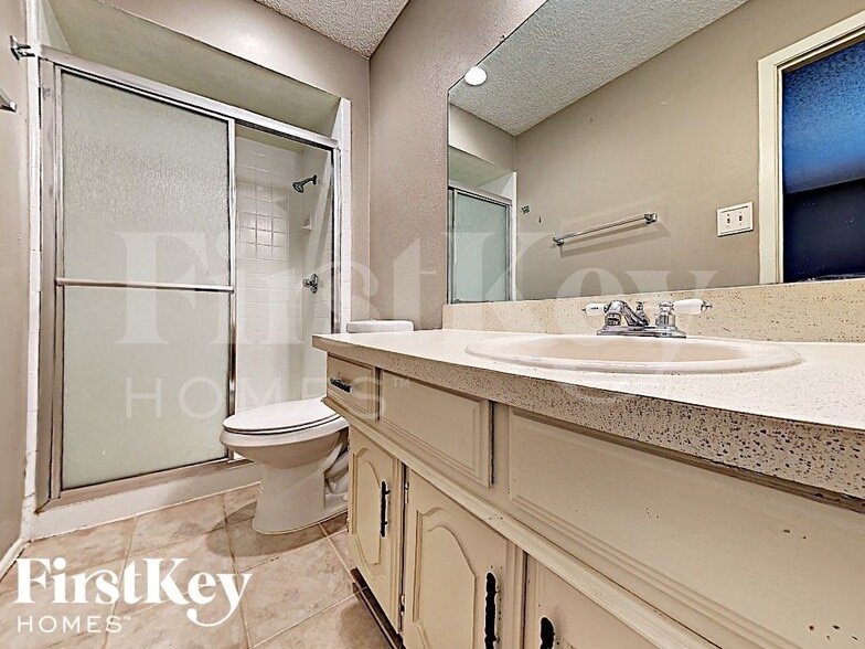 Building Photo - 3000 Laurel Ln