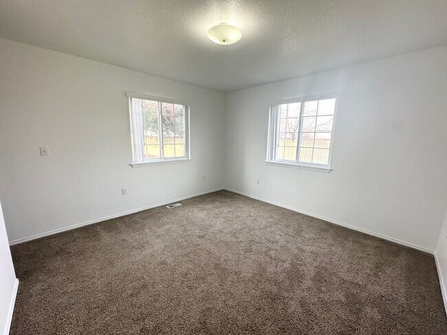 Building Photo - Bright & Stylish Upstairs Apartment!