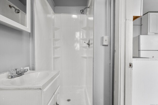 Building Photo - 14 Crown St