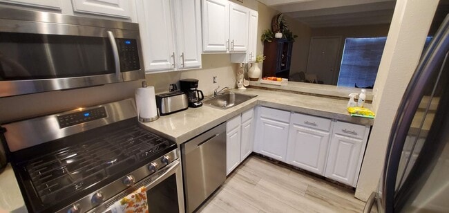 Building Photo - 2 Bedroom Townhome with Pool and Clubhouse/Centrally Located!!