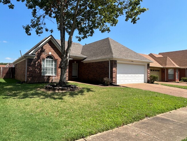 Building Photo - Cozy home in The Commons neighborhood offering split bedroom floor plan! Back yard is fully fence...