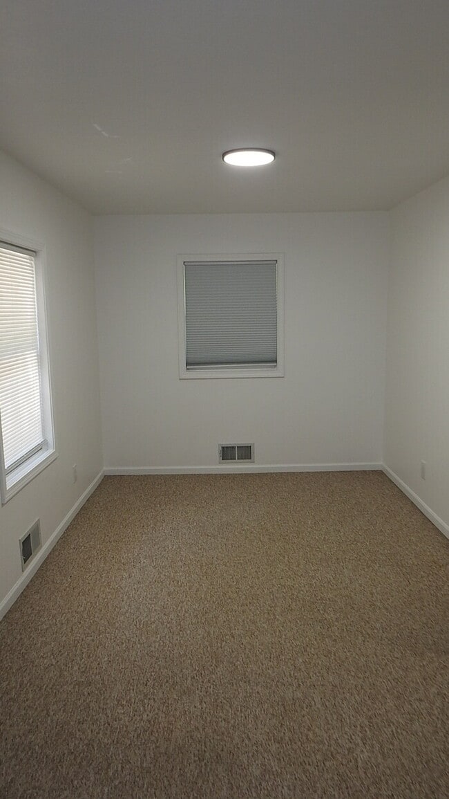Building Photo - 4 bed 2 bath for Rent in Roeland Park, KS