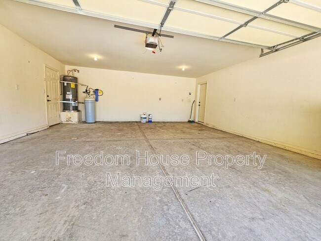 Building Photo - 3120 E Easy St