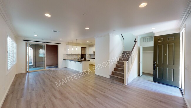 Building Photo - Beautiful 3 Bed/2.5 Bath Home in Portola S...