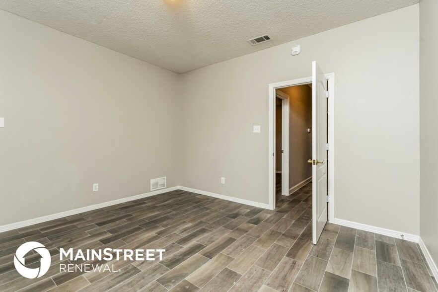 Building Photo - 633 Fern Dr