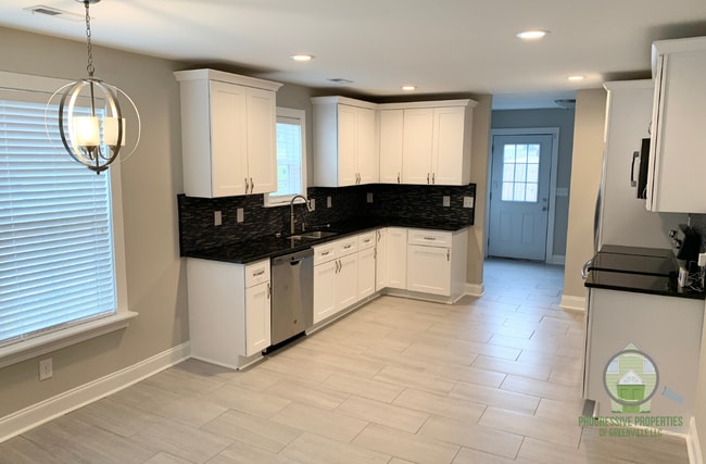 Building Photo - 119 Dime St