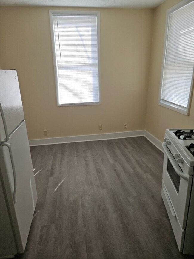 Building Photo - 327 Stanley Ave