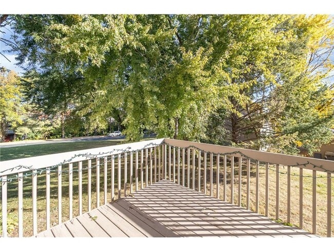 Building Photo - Updated 3 bedroom, 2 bath townhome near Eden Prairie Center!  Available 3/1/26