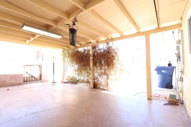 Building Photo - Tastefully updated 3-bed, 2-bath House for...