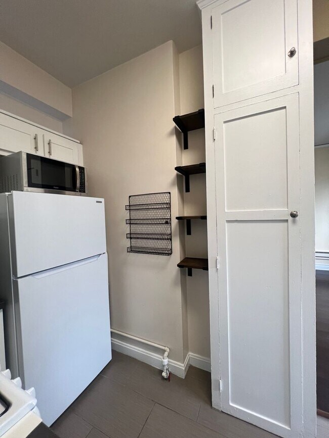 Building Photo - Historical 1922 Art Deco Building - 5th Floor Studio, 1 Bath, All Utilities Included