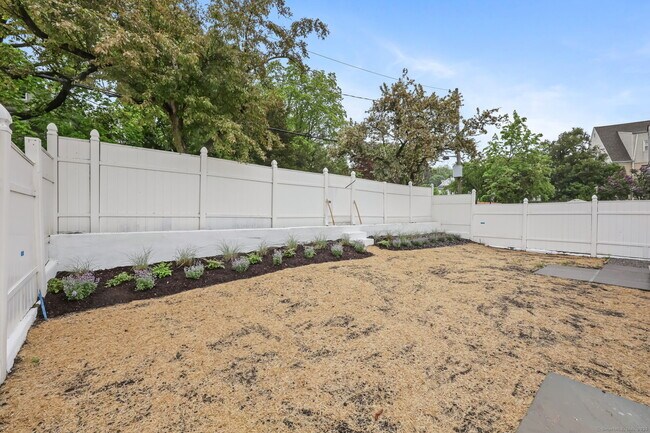 Building Photo - 7 Cos Cob Ave