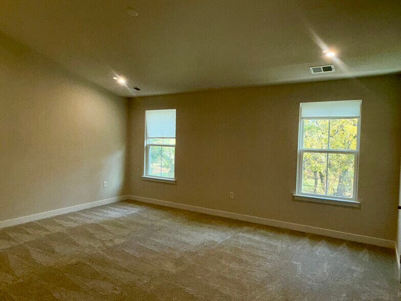 Master Bedroom - 8 Owen Ct