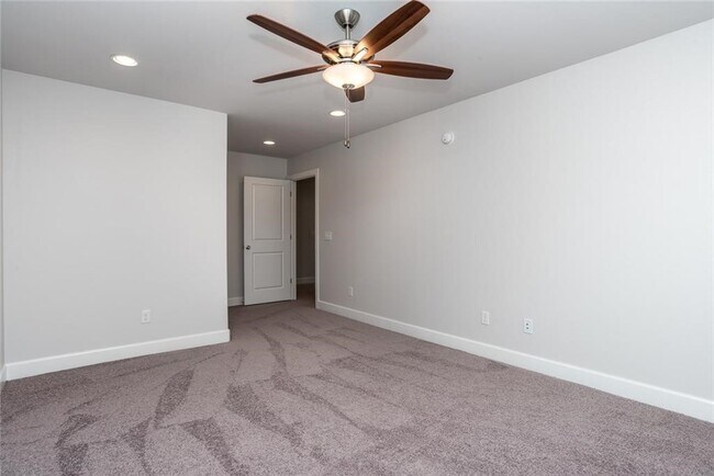 Building Photo - 6516 W Pleasant Way