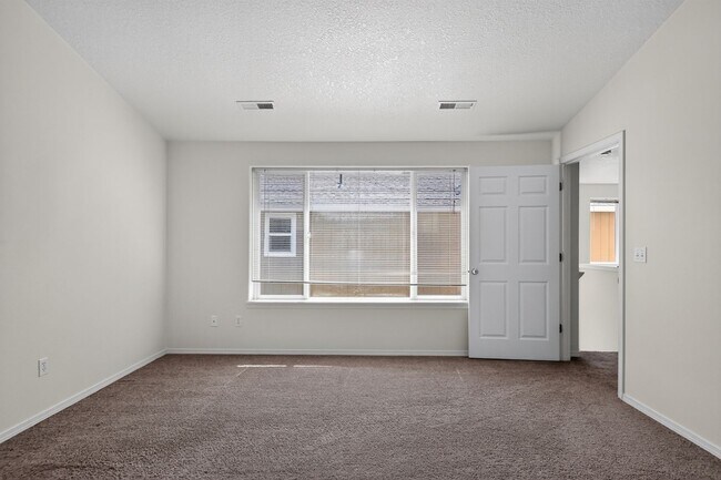 Building Photo - 1506 SE Kobus Way