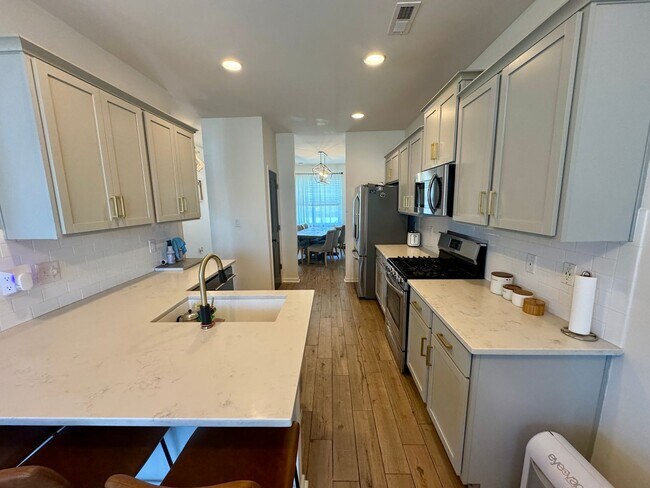 Building Photo - Beautiful 5BR/3BA Home in Roberta Ridge