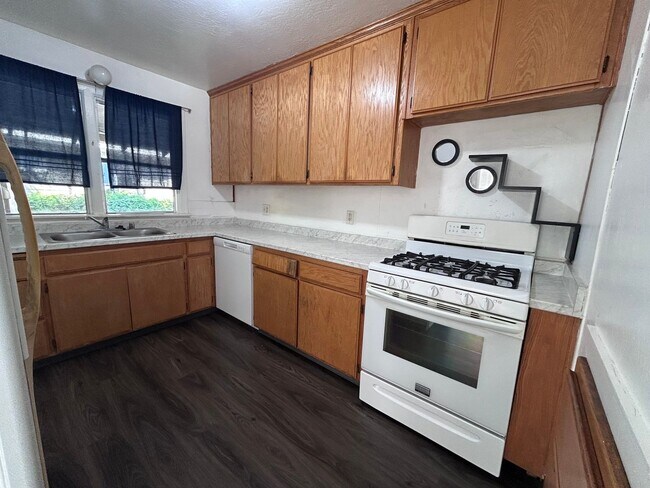 Building Photo - 3bd 2 ba home, great location