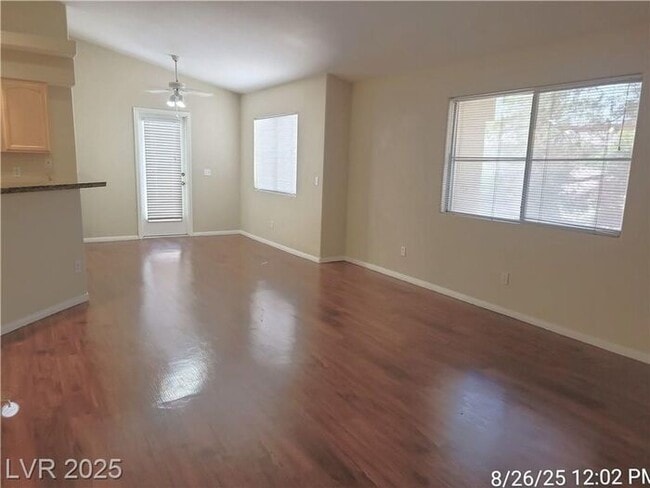 Building Photo - Bright Upstairs Unit with Vaulted Ceilings...
