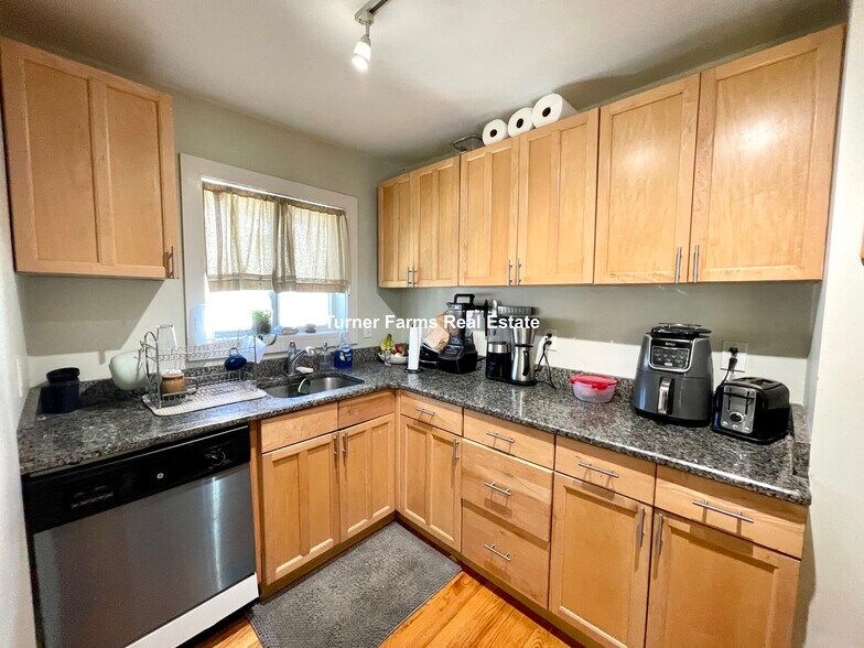 Building Photo - 10 Evergreen Ave