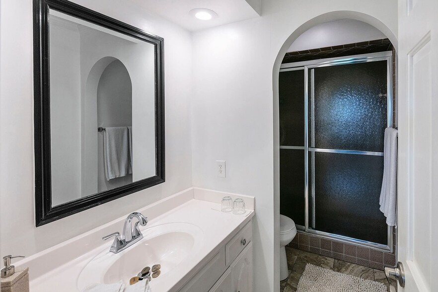 Building Photo - 5267 Fountainhead Ln